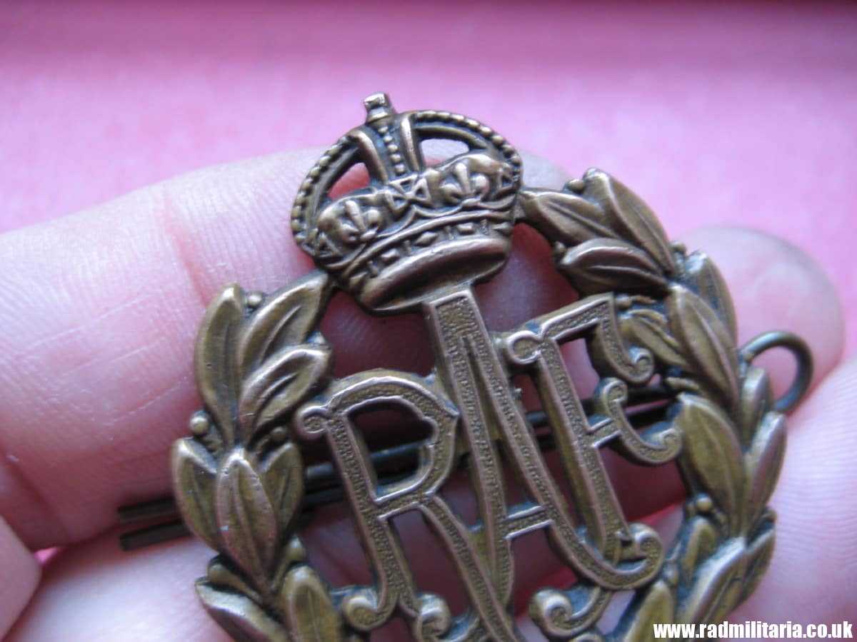 & WW2 Royal Air Force CAP BADGE RAF original bronze badge in very good condition, genuine !! - Image 6