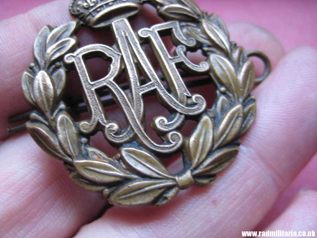 & WW2 Royal Air Force CAP BADGE RAF original bronze badge in very good condition, genuine !! - Image 7