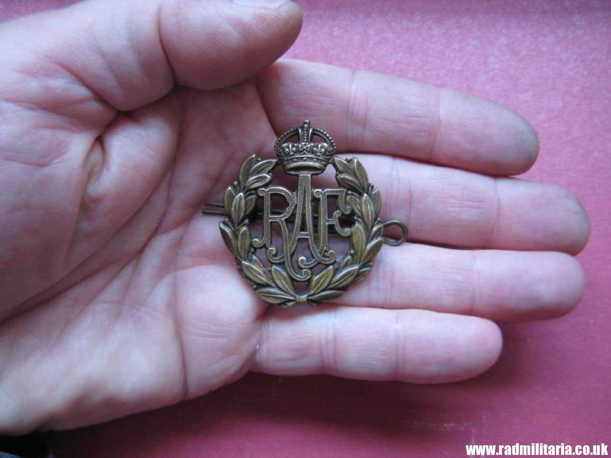 & WW2 Royal Air Force CAP BADGE RAF original bronze badge in very good condition, genuine !! - Image 11