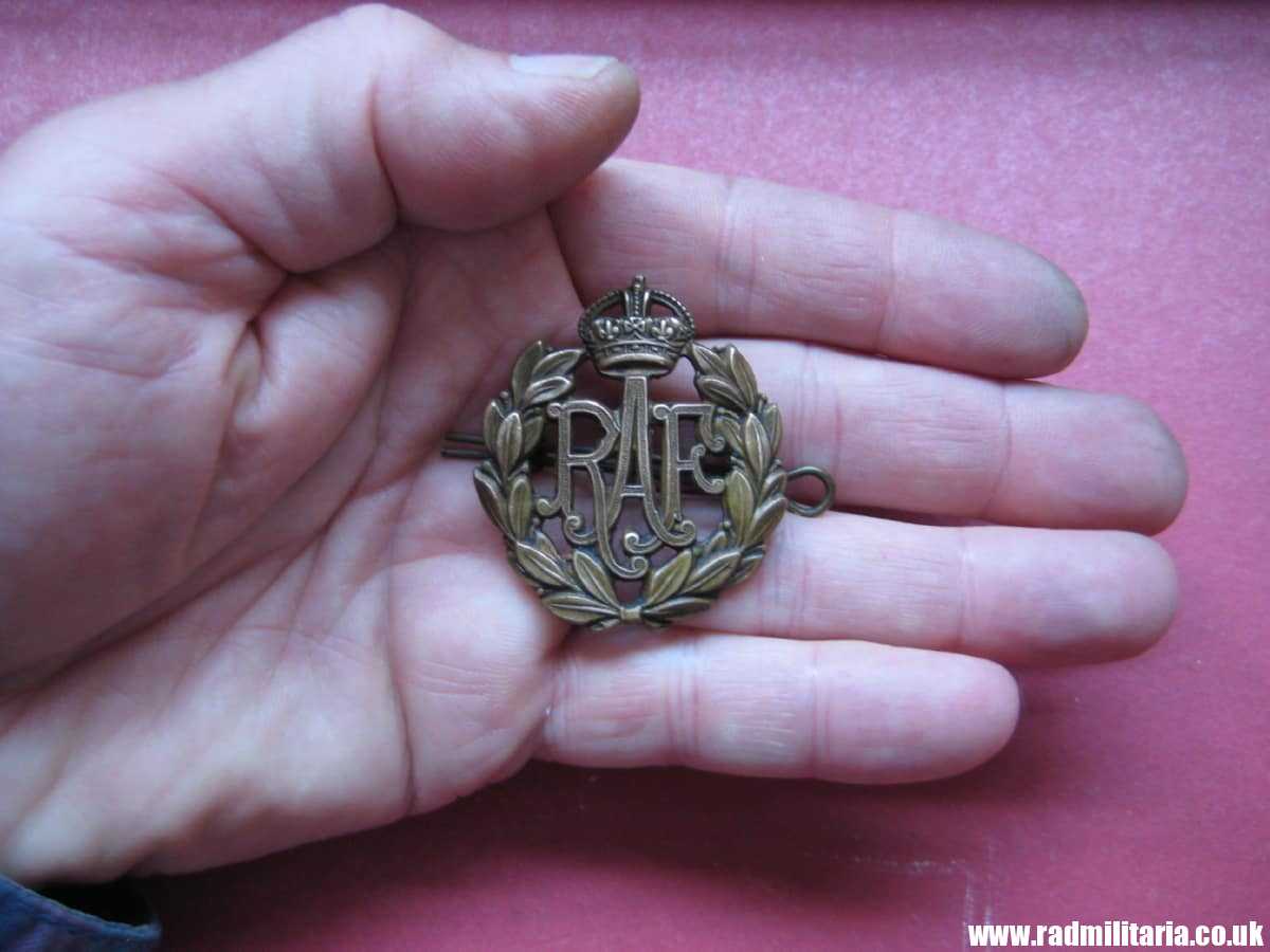 & WW2 Royal Air Force CAP BADGE RAF original bronze badge in very good condition, genuine !! - Image 12