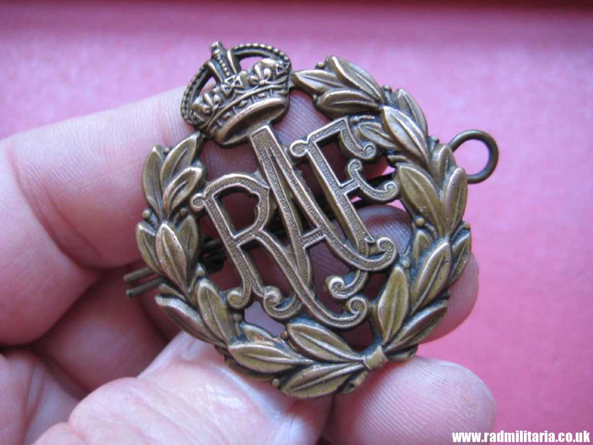 & WW2 Royal Air Force CAP BADGE RAF original bronze badge in very good condition, genuine !!